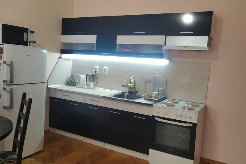 Lovely City Center 1Bd, 1Bt Apartment Sofia Extérieur photo